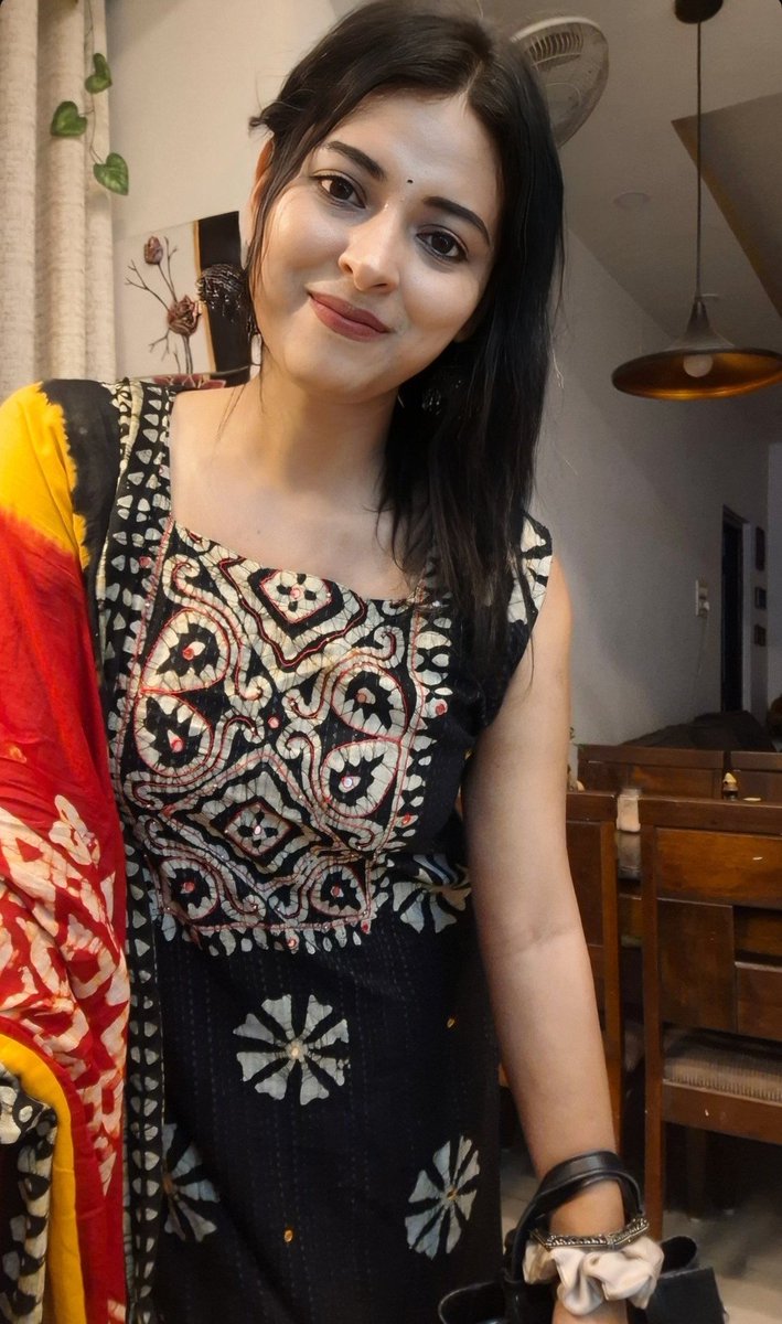 शीशी भरी शराब की उसे टूटने मत दो 
रात भर ch*d दो मूतने मत दो...💦