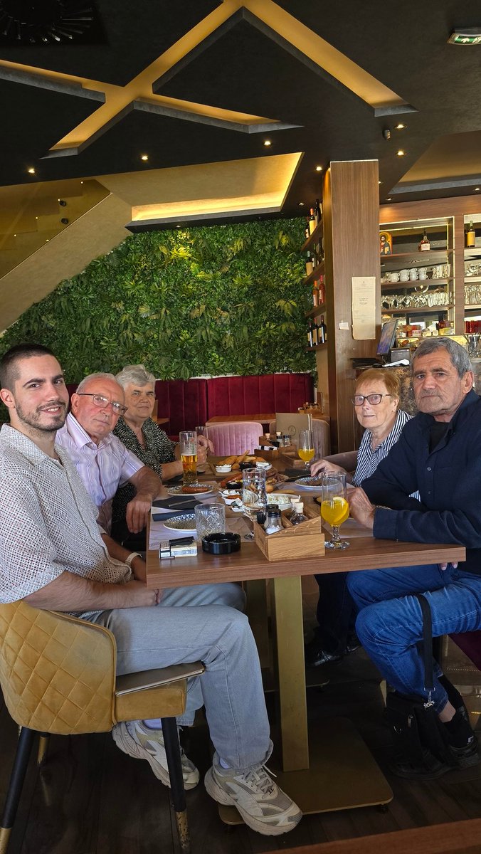 Ovo su ljudi koji su tu i kad se smejem i kad plačem. Zato sam iskoristio priliku i izveo ih na zajednički ručak za 29. rođendan. Zahvalan sam Bogu što imam privilegiju da i dalje dobijam ljubav od babe i dede sa obe strane! 💕💕