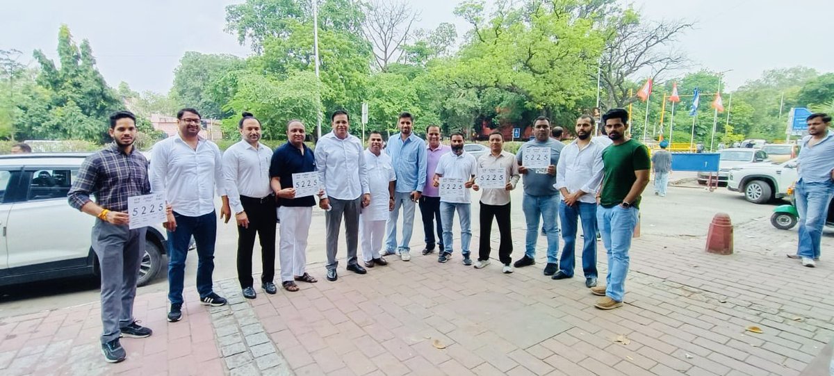 RohtashBasoya's tweet photo. दिल्ली विश्ववद्यालय छात्र संघ चुनाव मे NSUI के समर्थन मे दयाल सिंह कॉलेज पर साथियो सहित।
#VoteForNSUI
#VoteFor5225
#DusuElections2025
@INCIndia @nsui https://t.co/NJrkPFpmWw