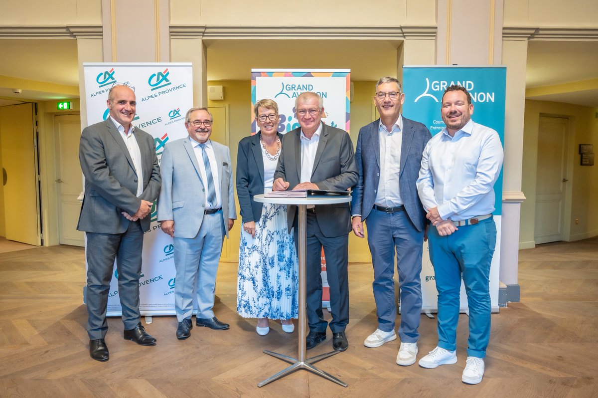 ecom_news's tweet photo. #Avignon : Le @CA_alp_prov renouvelle son engagement aux côtés du @GrandAvignon pour le festival Bien Bon. 
Depuis son lancement en 2023, le festival gourmand du Grand Avignon Bien Bon ! peut compter sur le soutien fidèle du Crédit Agricole Alpes Provence. Pour cette 3ᵉ édition, la banque régionale réaffirme son engagement en renouvelant son partenariat, confirmant ainsi son rôle d’acteur majeur de la valorisation du terroir et des savoir-faire locaux.
Le renouvellement du partenariat a été officialisé lors de la prestigieuse soirée Opéra Bouffe organisée à l’Opéra Grand Avignon, moment phare du festival où gastronomie, musique et spectacle se sont unis dans une ambiance foisonnante des Années folles.