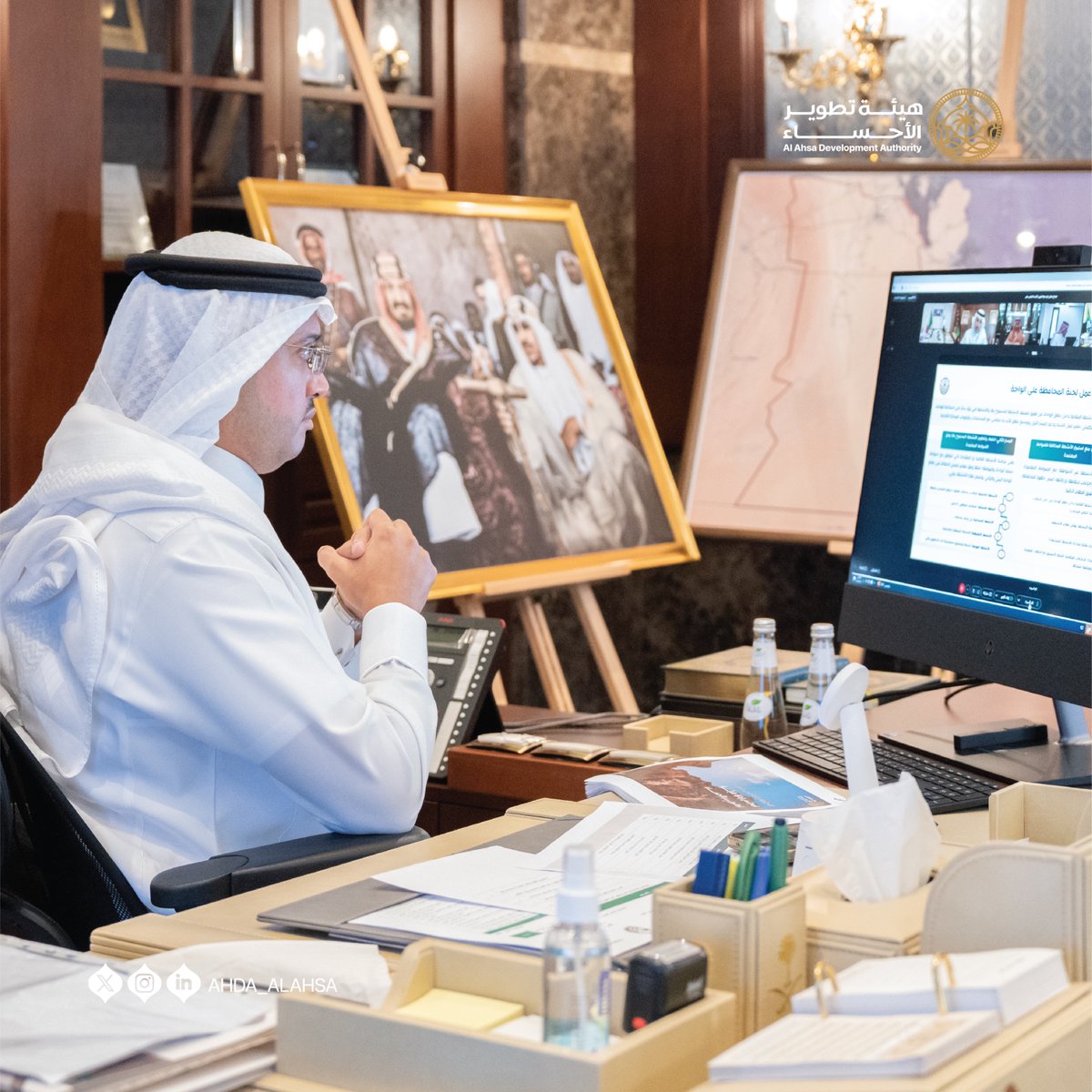 سمو نائب أمير المنطقة الشرقية يترأس الاجتماع الخامس عشر لمجلس هيئة تطوير الأحساء، بحضور سمو محافظ الأحساء عضو مجلس الهيئة، وأصحاب السمو والمعالي والسعادة أعضاء المجلس، وقد عُقد الاجتماع عبر الاتصال المرئي، وجرى خلاله مناقشة المشاريع القائمة والمستقبلية، ومتابعة مشروع المخطط