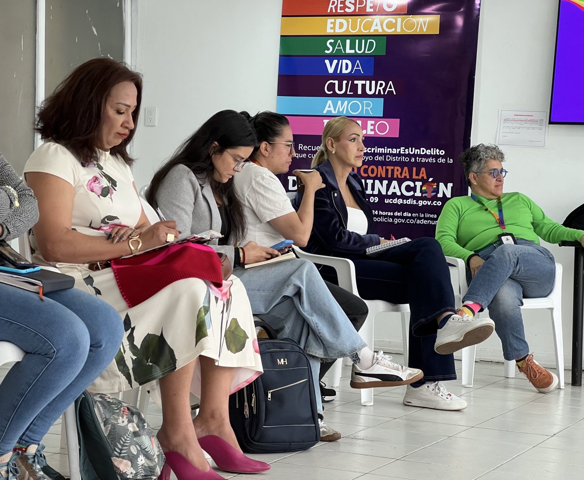 En este momento avanza la reunión mensual de líderes de procesos de la Subdirección para Asuntos LGBTI, un espacio fundamental para articular esfuerzos, hacer seguimiento y fortalecer las acciones dirigidas a los sectores sociales LGBTI en Bogotá. 🏳️‍🌈🏳️‍⚧️ #AquíSíPasa