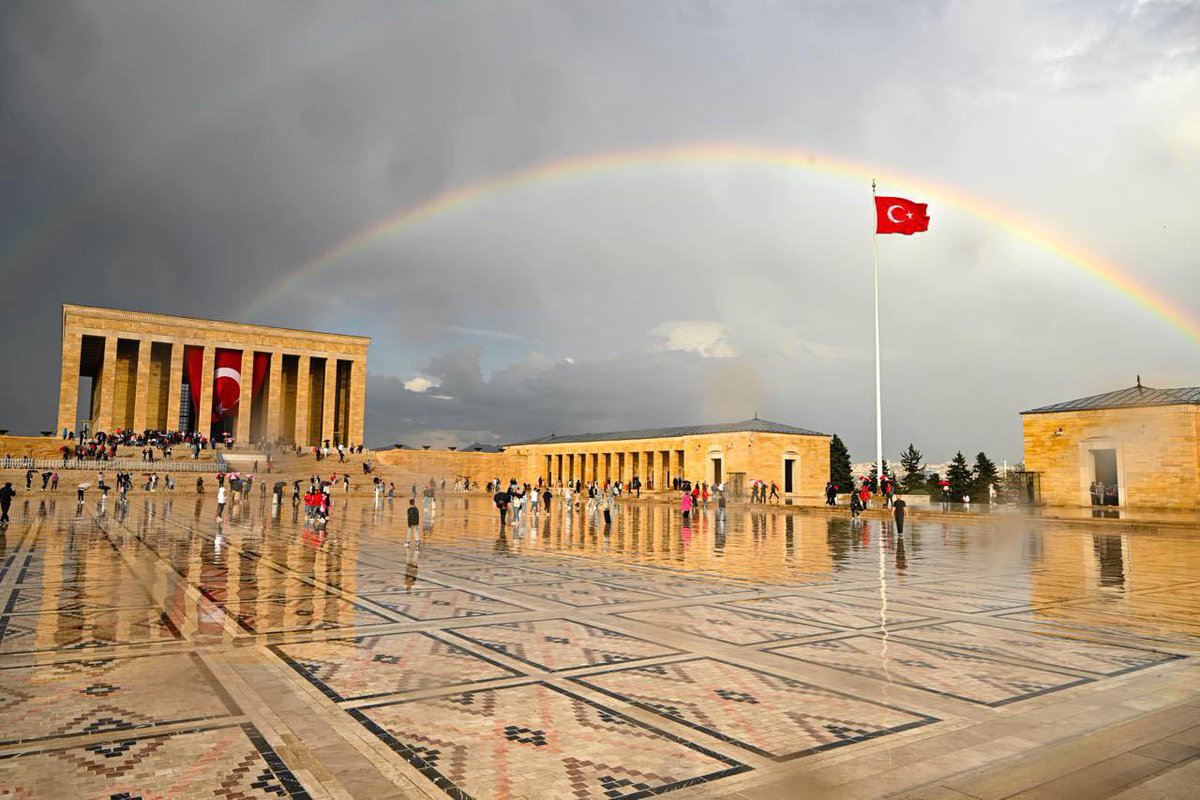 Anıtkabir, gökkuşağı ile birlikte görüntülendi.