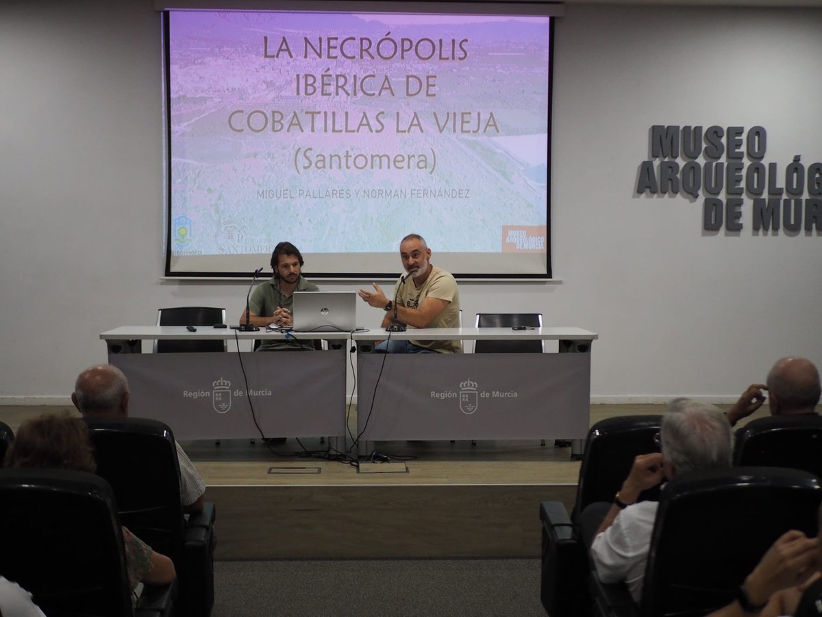 PSantomera's tweet image. Ayer las vitrinas del MAM empezaron a lucir las piezas de #Santomera.
Presentamos la “Pieza del mes” ante un gran número de personas quienes se interesaron por los objetos de la necroópolis, por el yacimiento del
#Balumba así como por el proyecto de #SantomeraMilenaria.