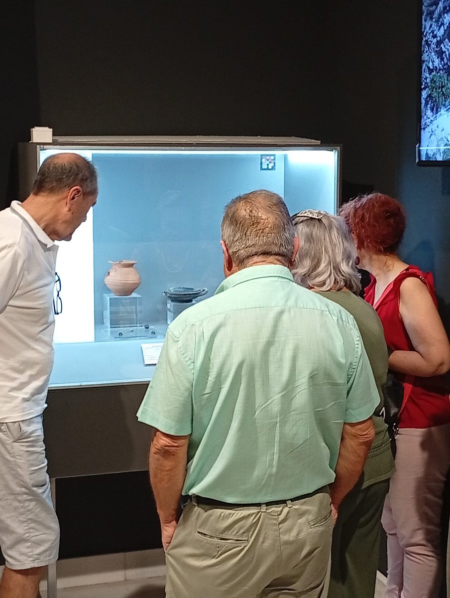 Ayer las vitrinas del MAM empezaron a lucir las piezas de #Santomera.
Presentamos la “Pieza del mes” ante un gran número de personas quienes se interesaron por los objetos de la necroópolis, por el yacimiento del
#Balumba así como por el proyecto de #SantomeraMilenaria.