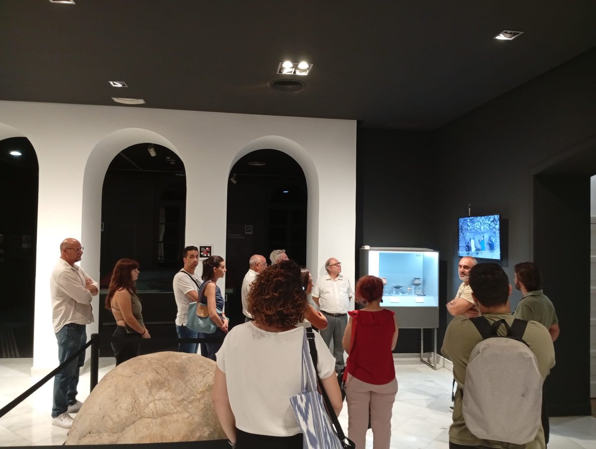 PSantomera's tweet image. Ayer las vitrinas del MAM empezaron a lucir las piezas de #Santomera.
Presentamos la “Pieza del mes” ante un gran número de personas quienes se interesaron por los objetos de la necroópolis, por el yacimiento del
#Balumba así como por el proyecto de #SantomeraMilenaria.