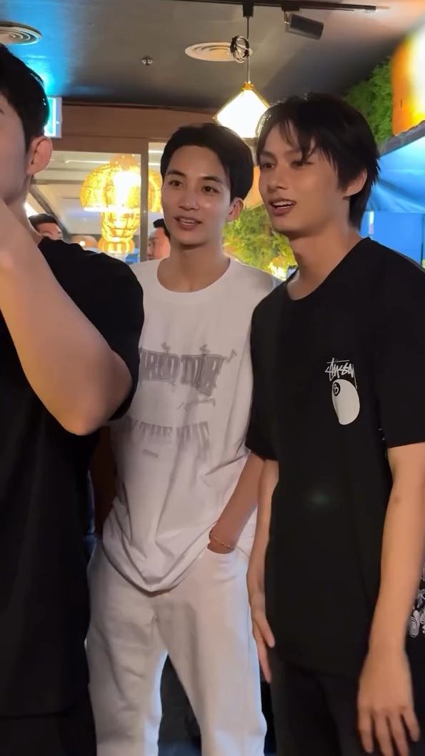 jeonghan changed from his stylish outfit to a more casual one during the company dinner 😆

at concert                                          at dinner