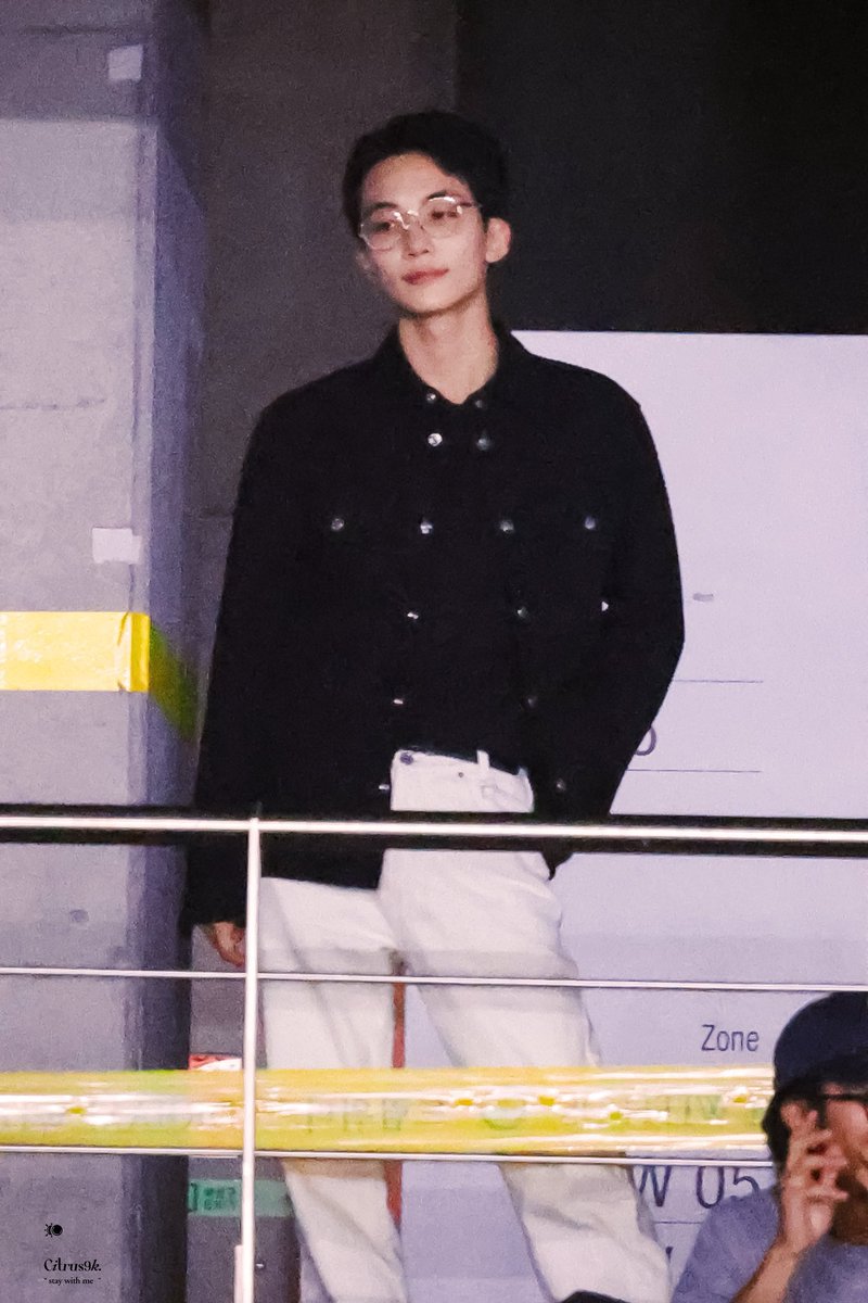 flamehanie's tweet photo. jeonghan changed from his stylish outfit to a more casual one during the company dinner 😆

at concert                                          at dinner https://t.co/9VXySIxR8T