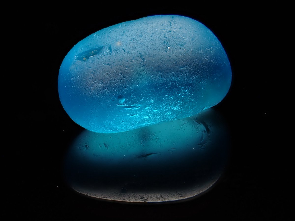 DamasterCarabus's tweet image. この青もまた美しい。

米粒ほどのサイズですが…

#シーグラス
#seaglass 
#青