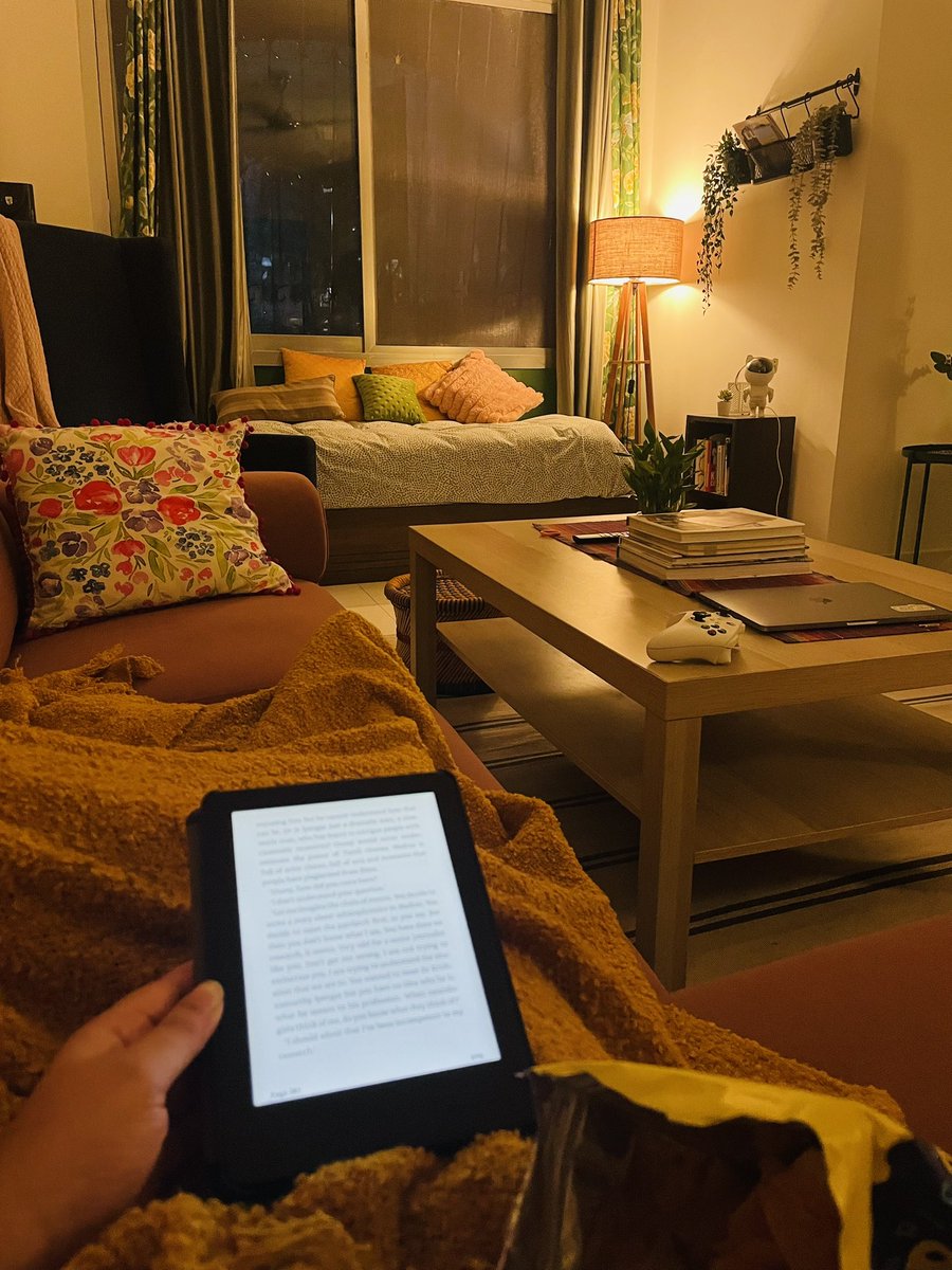 rooftopsodapop's tweet image. Something about reading an unputdownable book to the sound of rain