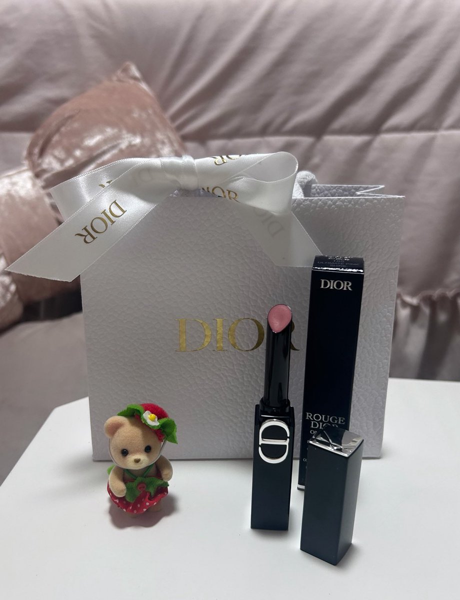 slt9v8's tweet photo. 大丸行ったら先行発売してて買えた✨
Diorの新作リップ💄 https://t.co/zmD5lCWZSq