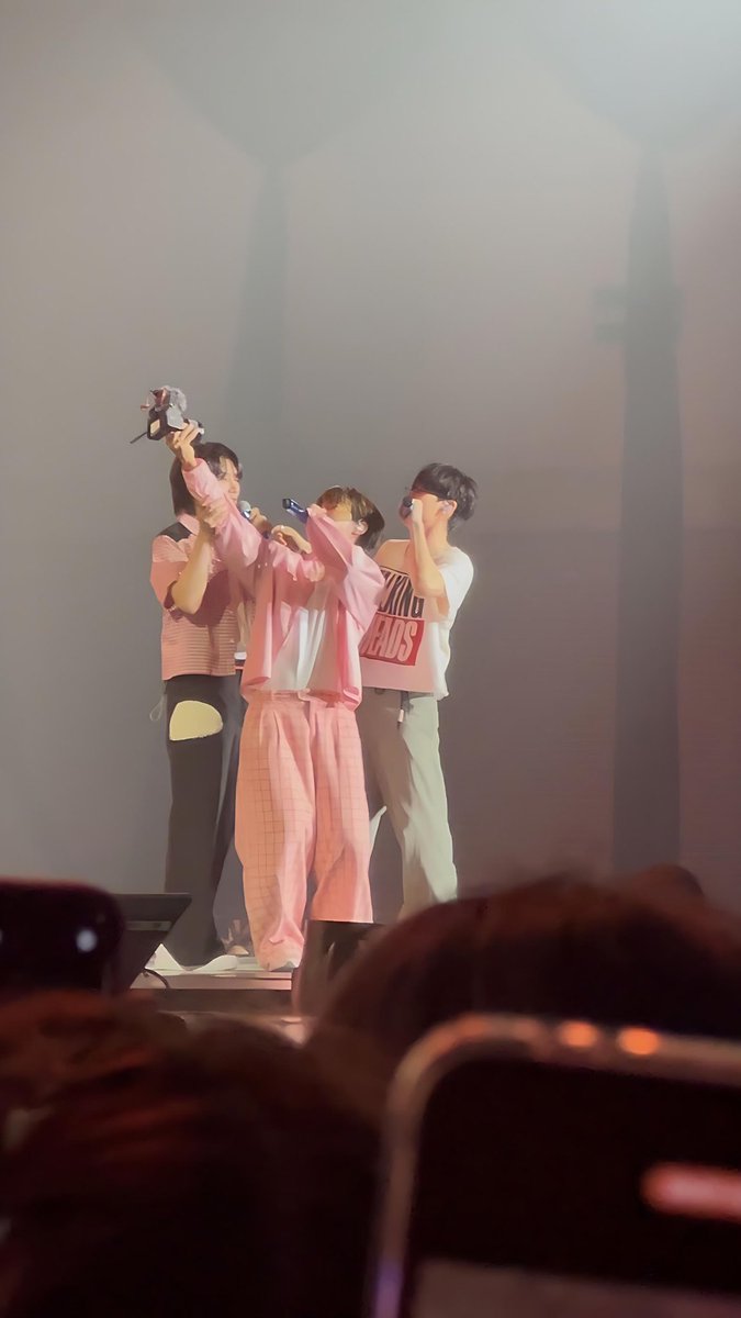 _gyuhyuk's tweet photo. Donghae suddenly stole the staff camera LOL
Then he used it with Heechul and Eunhyuk 😂
#DONGHAE #HEECHUL #EUNHYUK https://t.co/EF6OAgE8AZ