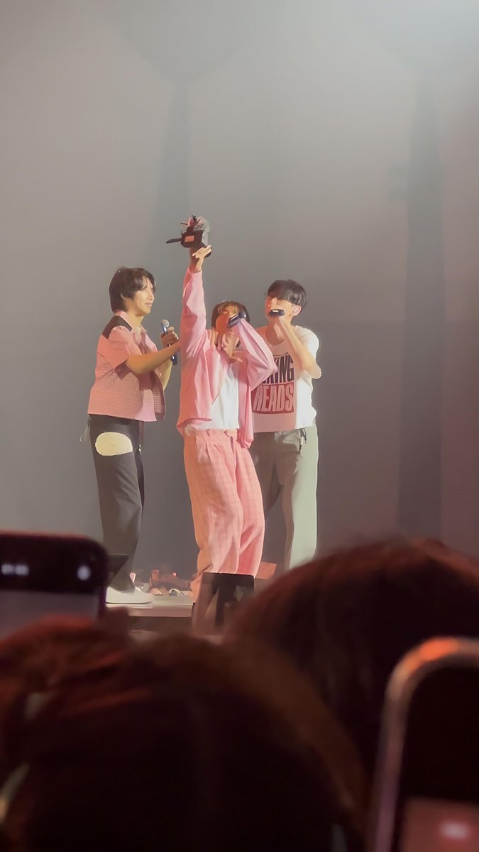 _gyuhyuk's tweet photo. Donghae suddenly stole the staff camera LOL
Then he used it with Heechul and Eunhyuk 😂
#DONGHAE #HEECHUL #EUNHYUK https://t.co/EF6OAgE8AZ