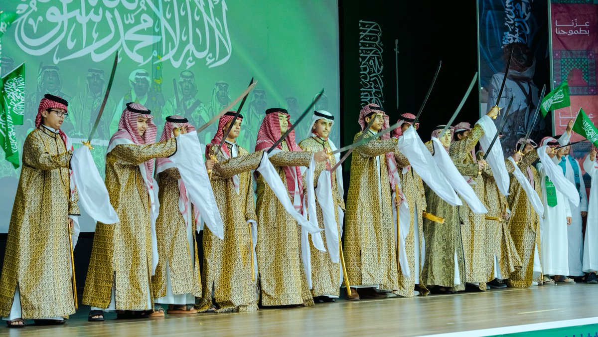 saudischoolkl's tweet photo. برعاية سفير خادم الحرمين الشريفين رئيس مجلس إدارة المدارس السعودية في كوالالمبور السفير مساعد بن إبراهيم السليم أقامت المدارس الاحتفال الرسمي بـ #اليوم_الوطني_95 بحضور سعادة نائب السفير الأستاذ يوسف العودة، وأصحاب السعادة الملاحق ومديري المكاتب والإدارات بالسفارة؛ حيث تخلل الحفل فقرات متنوعة ومعرضًا فنيًا يعكس تطور المملكة في شتى المجالات
@KSAembassyMY 
@moe_gov_sa