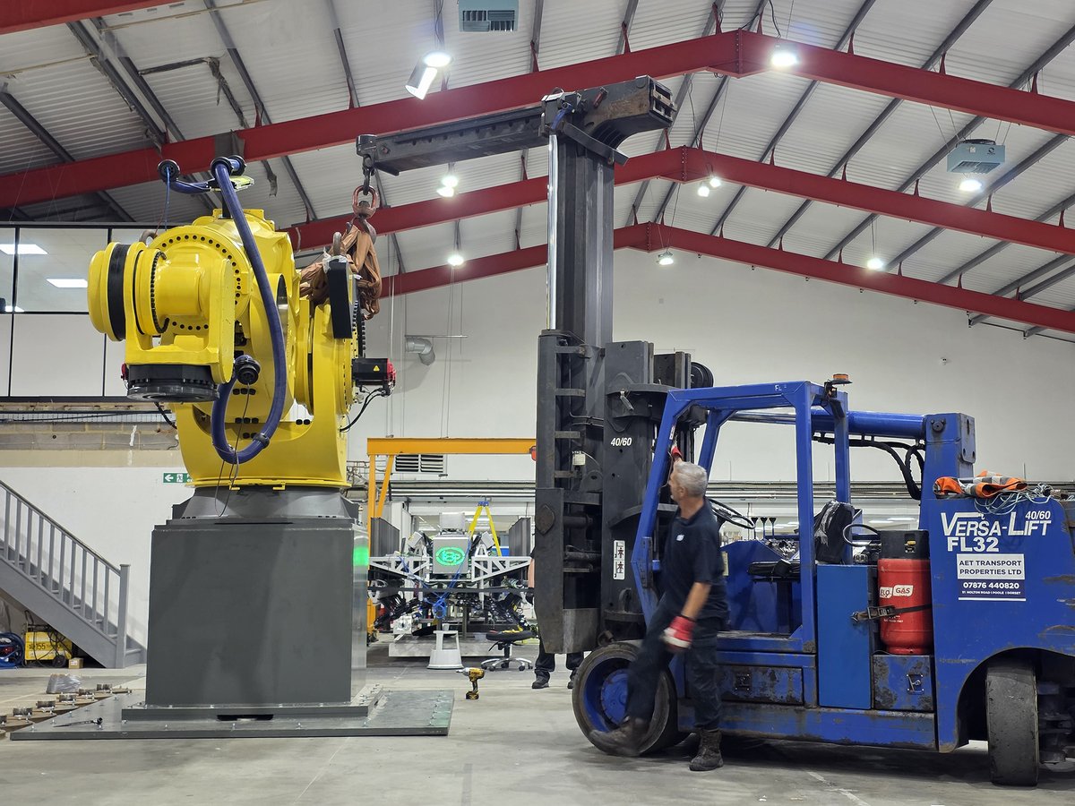 Loop_Technology's tweet image. 💫We have a new arrival at Loop Technology HQ and it’s another big one!! The FANUC M-2000iA/2300 is the strongest industrial robot in the world, with a massive payload of 2300 kg, weighing in at 11 tonnes and over 3.7 metres of reach. It can lift and position entire cars, bulky…