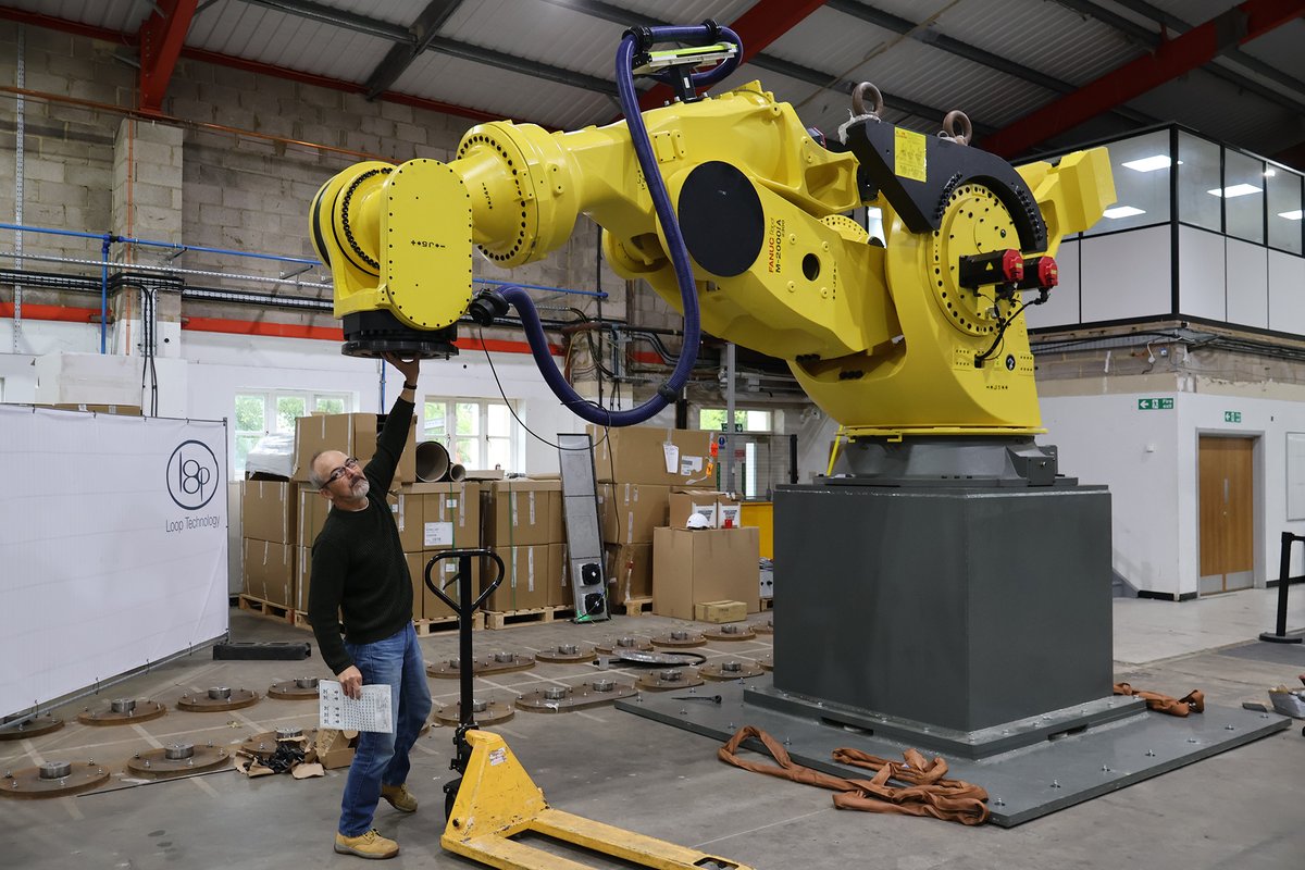 Loop_Technology's tweet image. 💫We have a new arrival at Loop Technology HQ and it’s another big one!! The FANUC M-2000iA/2300 is the strongest industrial robot in the world, with a massive payload of 2300 kg, weighing in at 11 tonnes and over 3.7 metres of reach. It can lift and position entire cars, bulky…