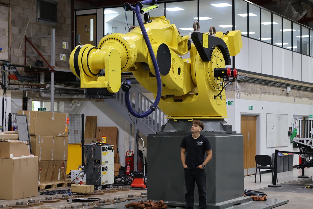 Loop_Technology's tweet image. 💫We have a new arrival at Loop Technology HQ and it’s another big one!! The FANUC M-2000iA/2300 is the strongest industrial robot in the world, with a massive payload of 2300 kg, weighing in at 11 tonnes and over 3.7 metres of reach. It can lift and position entire cars, bulky…
