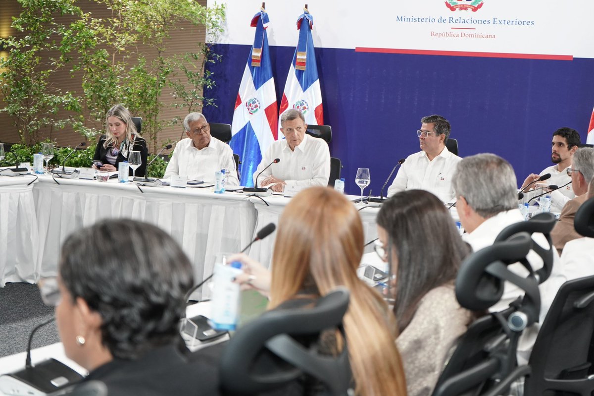 MIREXRD's tweet photo. El canciller @RobalsdqAlvarez encabezó una reunión de trabajo con el Comité Empresarial de la X Cumbre de las Américas. 🤝🏻

Durante esta reunión, el canciller estuvo acompañado del viceministro de Política Exterior Multilateral, Rubén Silié; del director de Estudios y Análisis Estratégicos, Anselmo Muñiz; del director de Gabinete, Juan José Portorreal; y de la coordinadora general del Secretariado Ejecutivo para la X Cumbre de las Américas, Francina Grullón, junto a otros funcionarios de esta Cancillería.