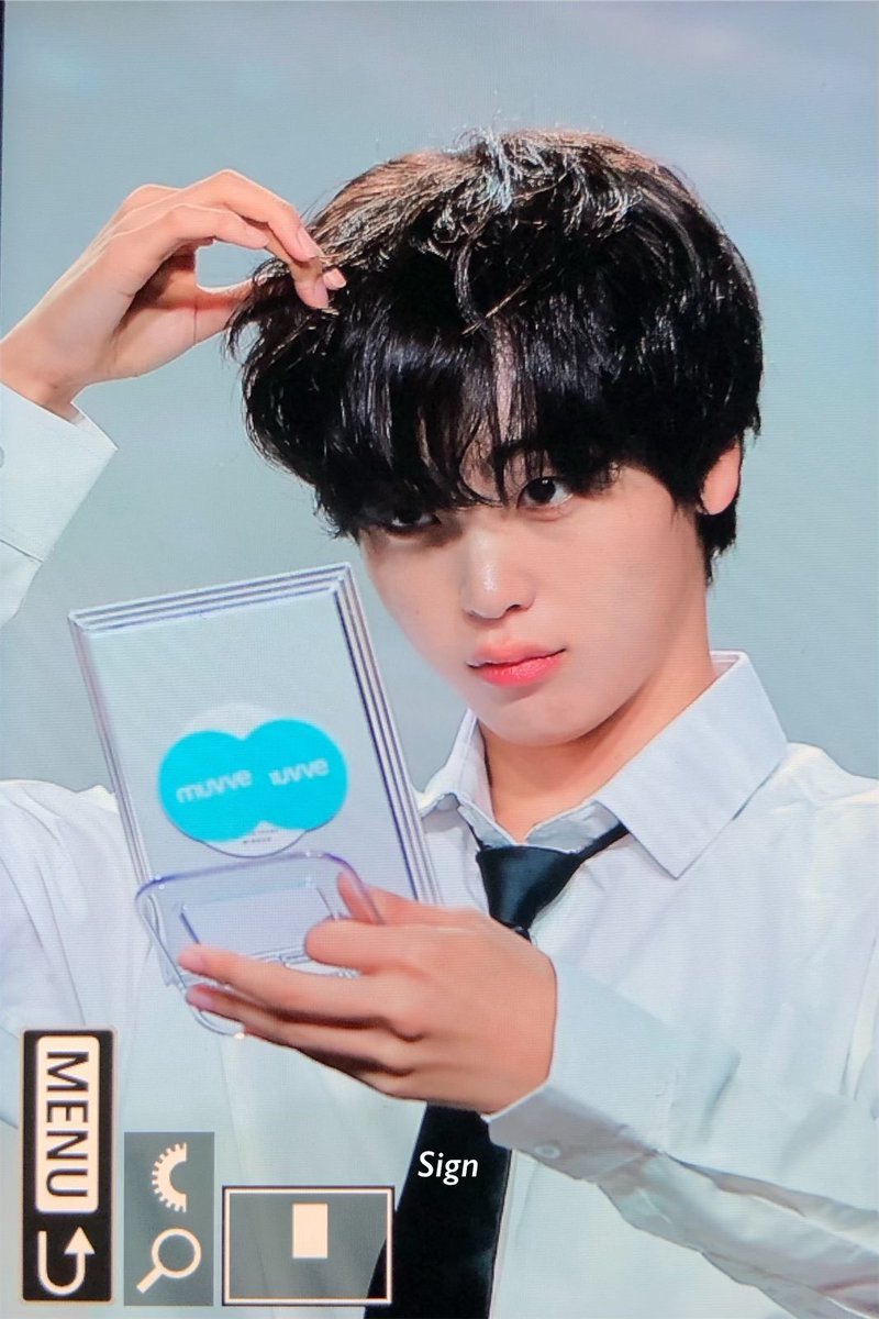 250918 #CRAVITY #형준 #크래비티 #HYEONGJUN

거울 보는 형주니 좋음