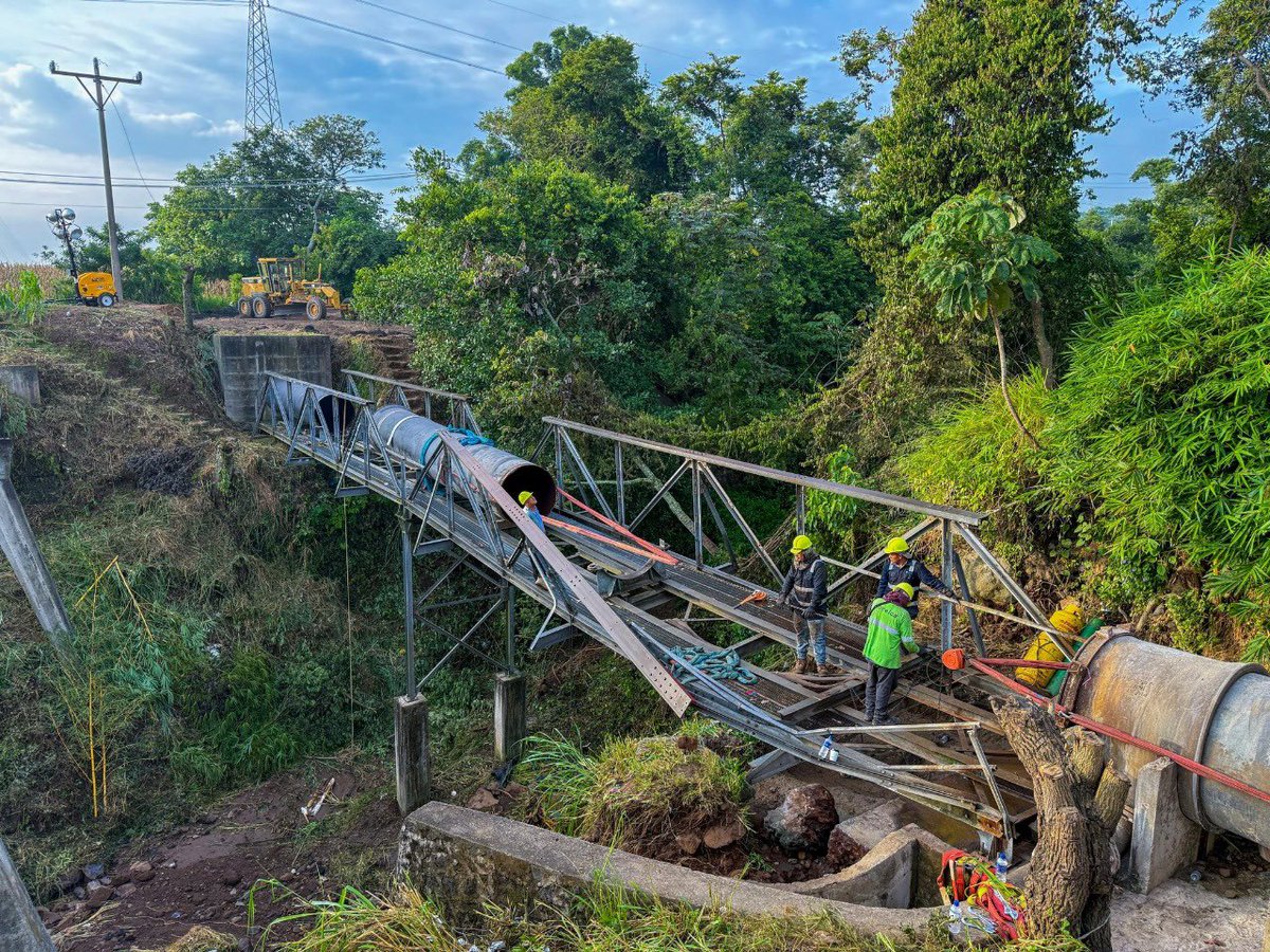 #Ahora || 

@AndaSV continúa con las obras de rehabilitación de la tubería de 48 pulgadas, ubicada entre la Estación Central y San Ramón. Este problema ha dejado a los hogares de la zona norte del Área Metropolitana de San Salvador sin agua potable. (FC)