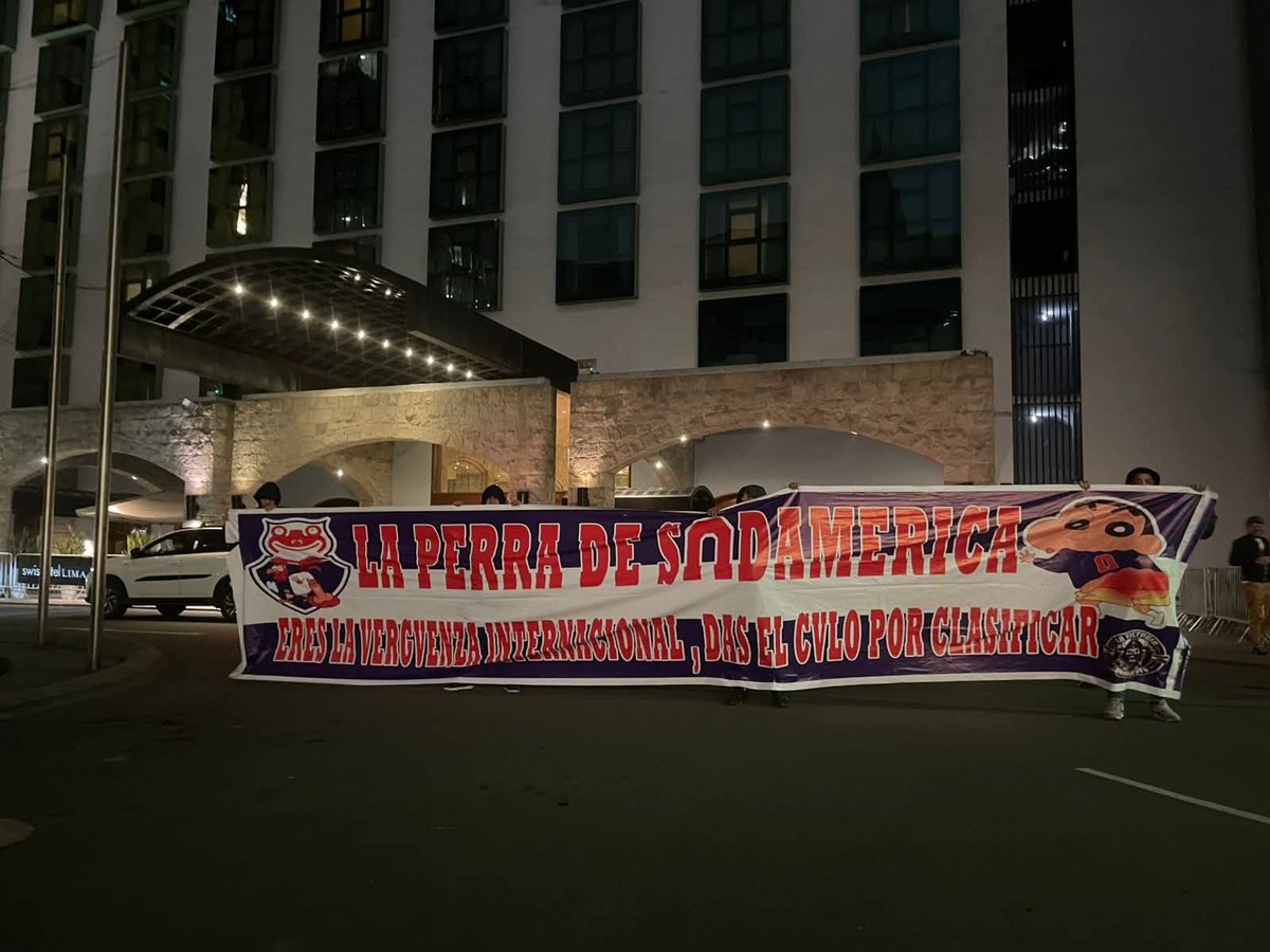 Pasacalles de Comando Svr [Alianza Lima] con mensajes para Los de Abajo [Universidad de Chile] y en contra de la Conmebol por clasificar al equipo chileno a cuartos de la Copa Sudamericana.