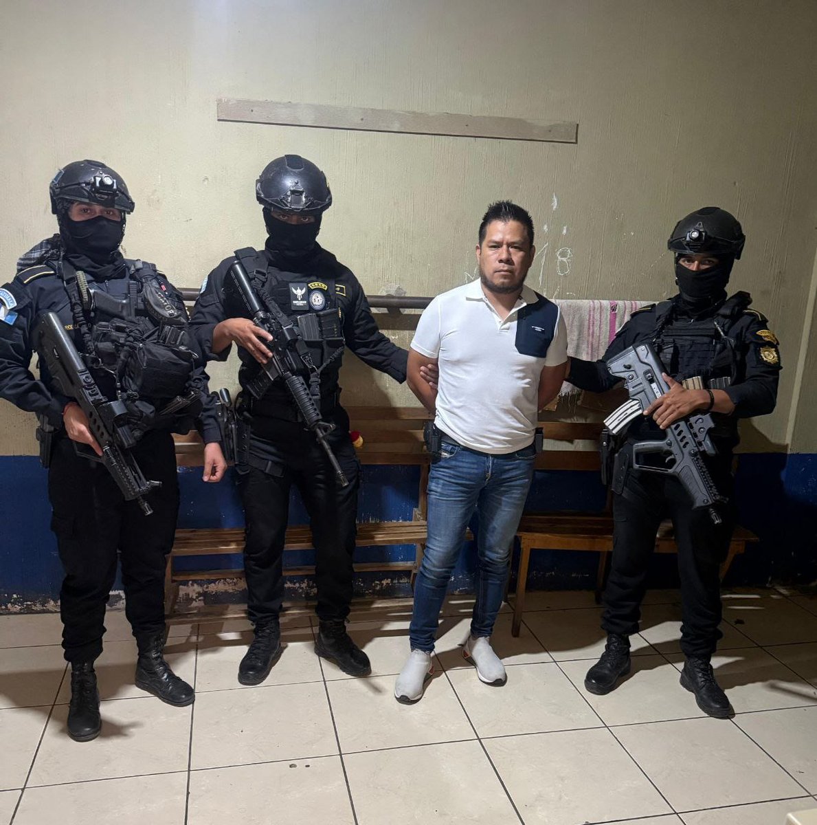 Noti7Guatemala's tweet image. Alias &quot;La Negra Tomasa&quot; de nacionalidad hondureña y alias &quot;El Chino&quot;, presuntos narcotraficantes fueron entregados a la #DEA para ser extraditados a Los #EstadosUnidos.

📸Archivo