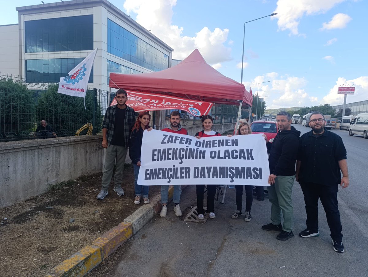 Sakarya Hendek’te bulunan SAG Hidrolik fabrikasında Birleşik Metal-İş Sendikası'nda örgütlendikleri için işsizlik maaşı alamayacak şekilde ve tazminat hakları gaspedilerek işten atılan işçilerin direnişi sürüyor.

Direnişlerinin 38. gününde işçi arkadaşlarımızla bir aradaydık.