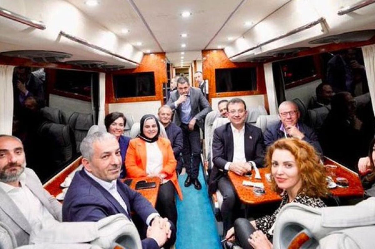 Sadik0707's tweet photo. Sayın @eczozgurozel kuşkusuz CHP genel başkanı olarak parti politikalarını siz ve ekibiniz belirlemektedir. Tayyip Erdoğan'ın iktidara gelip yıllarca kalıcılaşmasında etkin bir rol oynayan bazı Truva atlarına ki bunlar, adları herkes tarafından bilinen "yetmez ama evetçiler", tescilli 2. Cumhuriyetçiler ve aslında ruhlarında Kemalizm ve Cumhuriyet düşmanlığı hiçbir zaman eksilmemiş olan bazı gazeteci ve yazar takımıdır. Bunlara derin ve haklı bir öfke duyuyoruz.
Şayet bunlarla ortak hareket edecekseniz, bu sizin bileceğiniz bir iştir, fakat bunlara ve bunlarla ortak hareket edenlere karşı bütün imkan ve etkimizle mücadele edeceğimizi bir kez daha vurgulamış olalım.
@herkesicinCHP