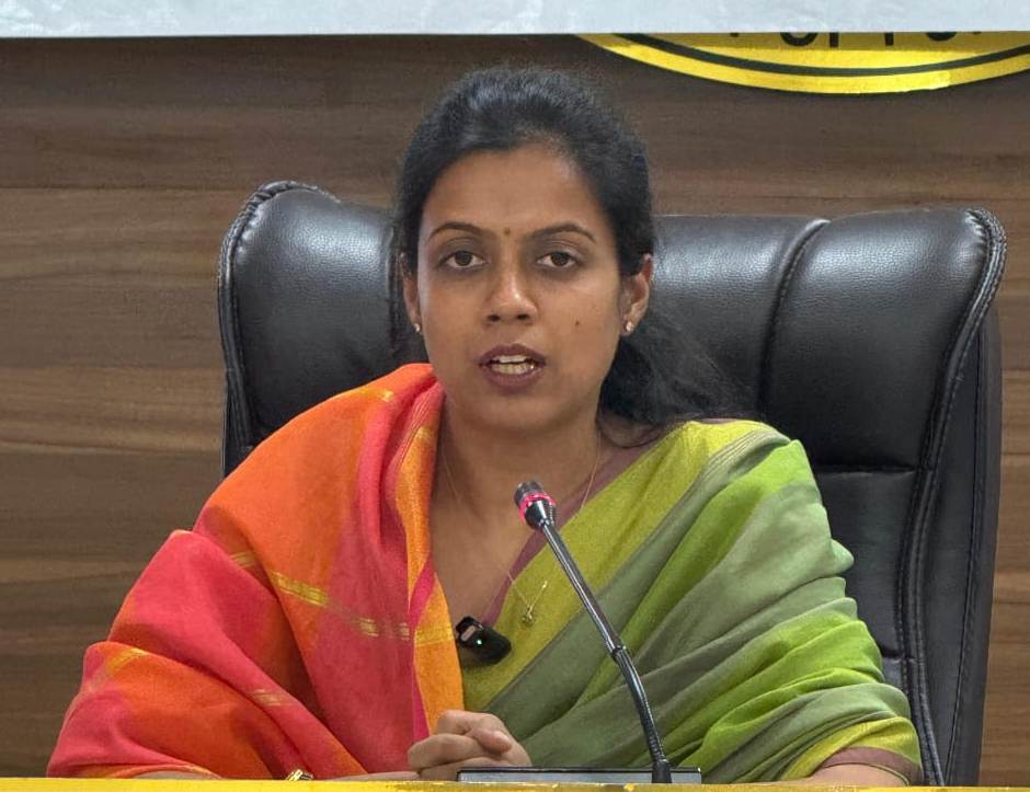 ਸਰਕਾਰ ਵੱਲੋਂ ਝੋਨੇ ਦੀ ਖ਼ਰੀਦ ਲਈ ਨਮੀ ਦੀ ਮਾਤਰਾ 17 ਫੀਸਦੀ ਨਿਰਧਾਰਤ ਕੀਤੀ ਗਈ ਹੈ, ਜਿਸ ਕਰਕੇ ਝੋਨੇ ਦੀ ਨਾਲੋ-ਨਾਲ ਖ਼ਰੀਦ ਲਈ ਕਿਸਾਨ ਮੰਡੀਆਂ ਵਿਚ ਸੁੱਕਾ ਝੋਨਾ ਹੀ ਲੈ ਕੇ ਆਉਣ।
<a href="/BhagwantMann/">Bhagwant Mann</a> <a href="/jain_aashika/">Aashika Jain</a>