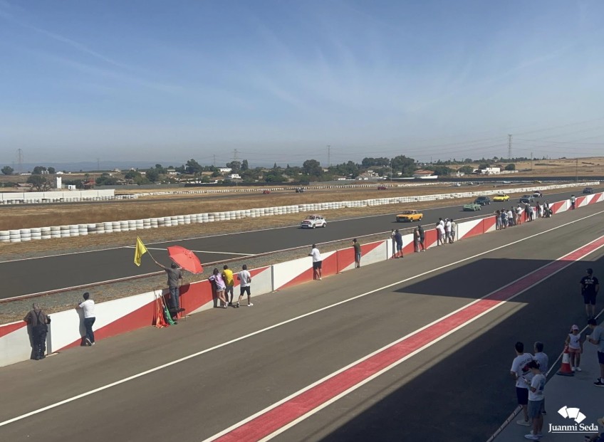 automociona's tweet photo. 🚗 ¡#Clásicos en acción! 🏁

En el I Encuentro y Exposición del #SevillaCircuit, unos 25 coches por tanda rodaron en pista durante 25-30 min.

Más de 2.800 visitantes disfrutaron de un fin de semana lleno de motor y emociones. 🤩

🔗Toda la experiencia en: https://t.co/vQkCk66Kv4 https://t.co/qwVlOTwogG