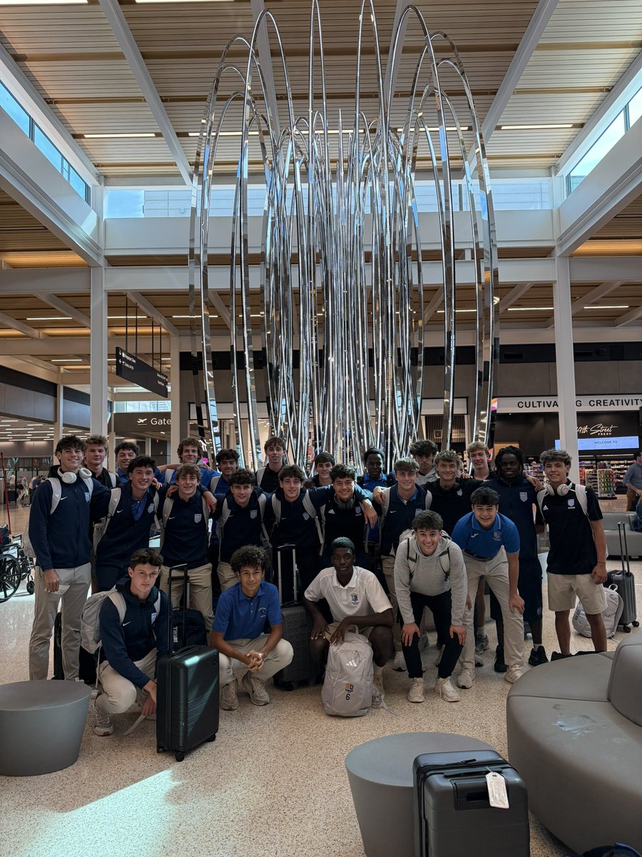 Rockhurst Soccer, ranked #6 in the Nation this week, stops for a picture at MCI on their way to Denver for the Jesuit Classic hosted by Regis. Games vs Marquette (WI) and Gonzaga (DC). #ROCKSTATE #BROTHERHOOD unitedsoccercoaches.org/rankings/high-…