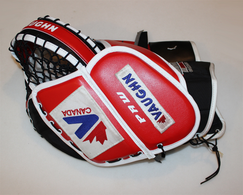 PAWhockey's tweet image. Created a new larger, more protective backhand on this catcher and made a new longer T so the pocket is deeper.
The original logos were saved and sewn onto the new pieces.

#PAWhockey #modifications #catcher #oldschool #vintage #PAWsome #goalie #icehockey #goaltender #newparts