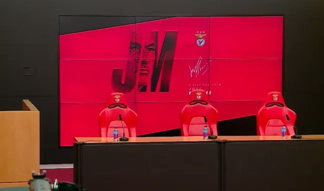 قاَعة مؤتمرات بنفيكا تتجهَّز لِـ مؤتمر سيِّد المُدرِّبين الأَوَّل ♥️👑'

Benfica’s press room is being prepared for   ' Mr. José Mourinho’s first conference
#Mourinho
#Benfica