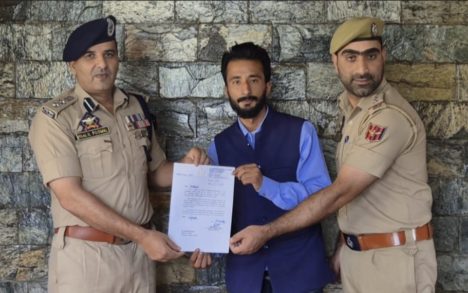 SSP GANDERBAL SHRI KHALIL AHMAD POSWAL-JKPS FELICITATES 02 JOURNALISTS FOR EXAMPLARY JOURNALISM.
<a href="/JmuKmrPolice/">J&K Police</a> 
<a href="/KashmirPolice/">Kashmir Zone Police</a>