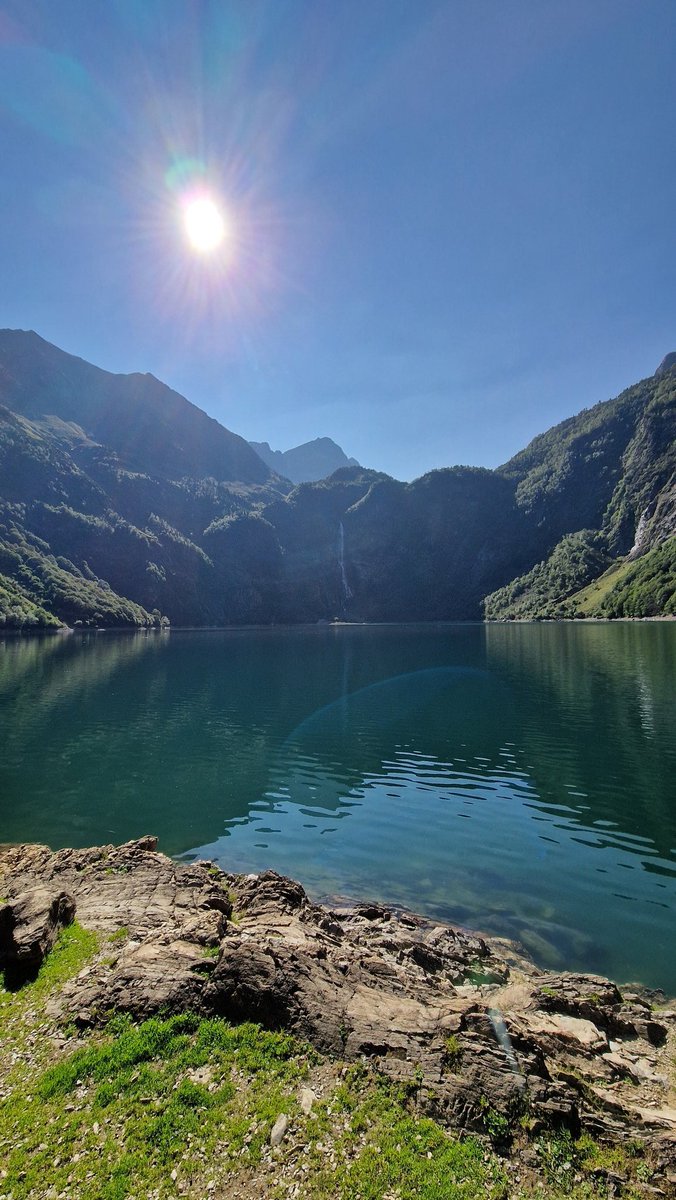 AdrienFour's tweet photo. Randonnée classique de la vallée de #Luchon, le Lac d'#Oô émerveille par son eau émeraude et sa cascade de 280m de haut déversant les eaux du lac d'#Espingo. Bien qu'il soit facilement accessible, la #chaleur rend le parcours compliqué. A 12h, la température atteignait 26°C. https://t.co/P9JP4Lnpvd