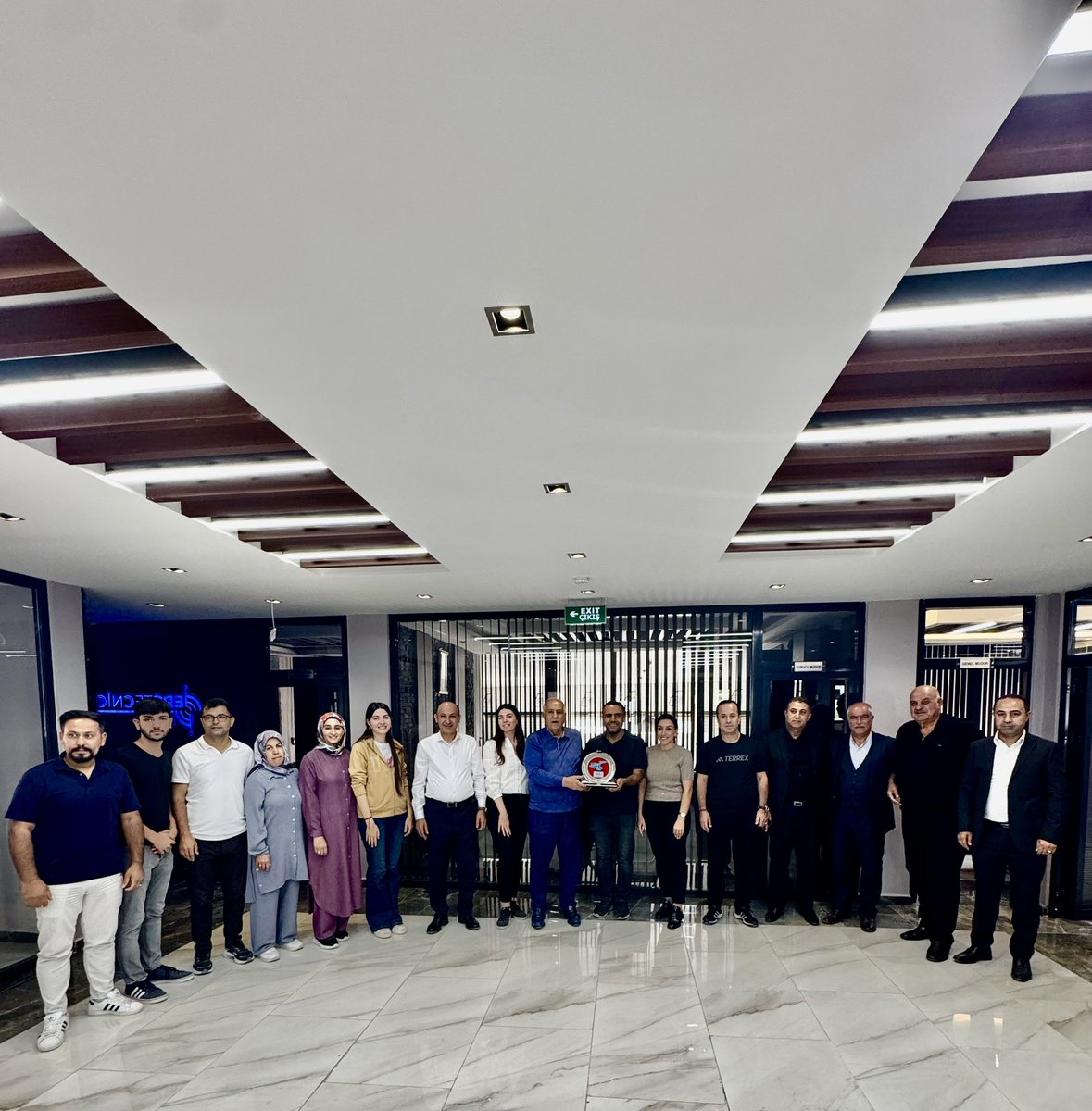 Efsane eski muhtarımız Sayın Mevlüt Dilmez’in genç girişimci, çalışkan, tecrübeli ve dürüst evlatları, teknolojiyi en iyi şekilde kullanarak birçok önemli projeye imza atmışlardır. Bizler de dostlarımızla bugün kendilerine misafir olduk. Nazik ev sahiplikleri için teşekkür eder,