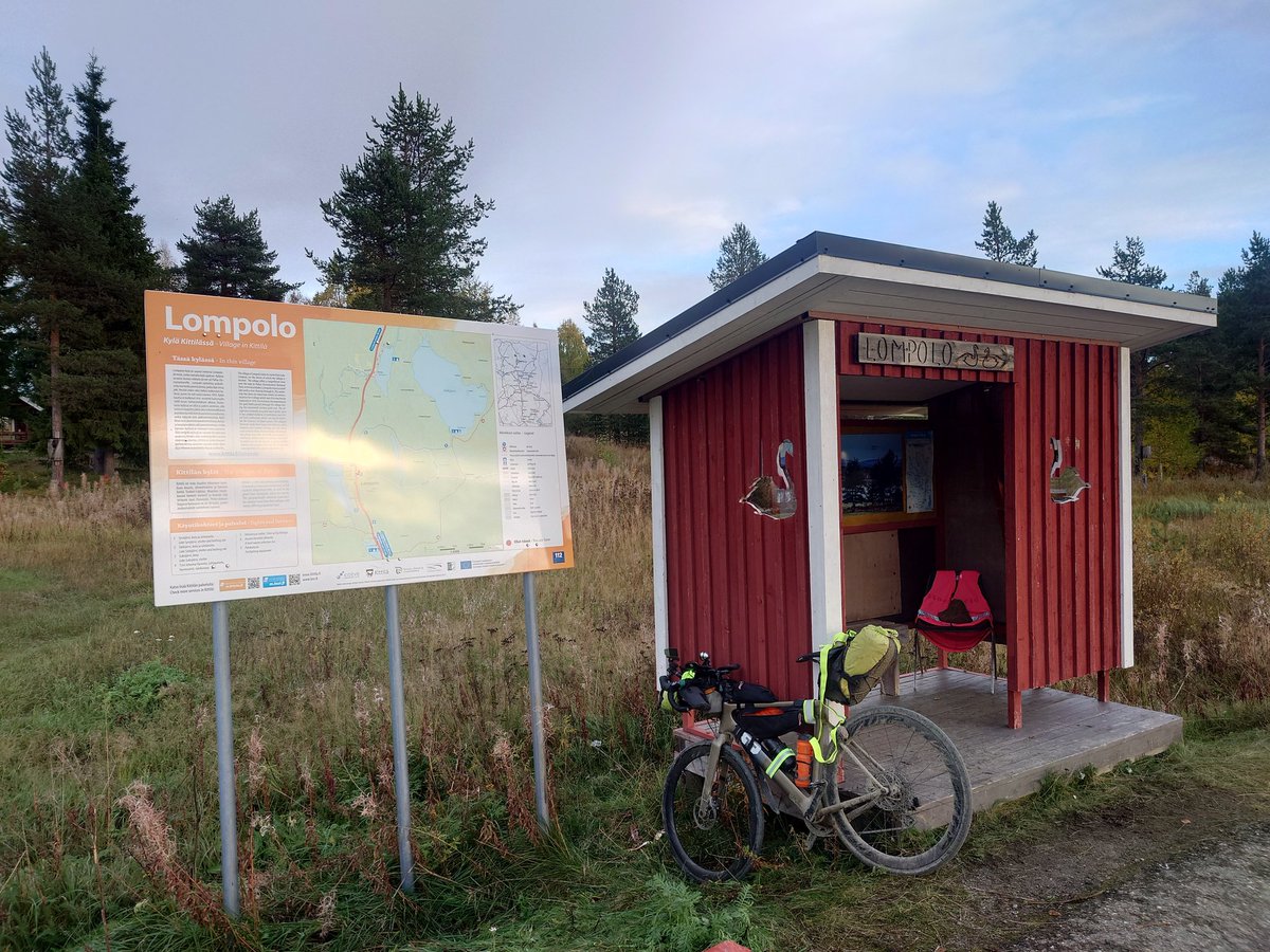 _3hat's tweet image. Leima saatu. Hyvässä ajokunnossa hiekkatietä. Öljyn kulutus kyllä huomattavaa ja pyörä kaipaisi putsausta muutenkin. Taidan pestä kuitenkin vasta KK:n jälkeen paremmin. #ruska2025