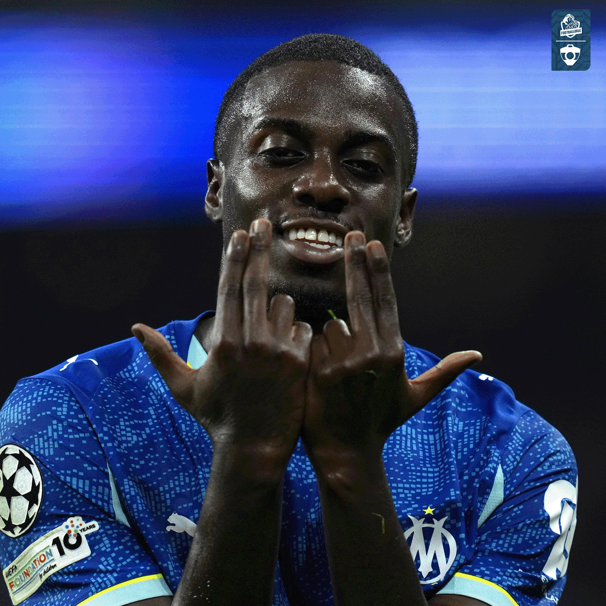 Footballogue's tweet photo. La belle émotion de Timothy Weah, qui a vraiment 𝗩𝗘́𝗖𝗨 𝗨𝗡 𝗥𝗘̂𝗩𝗘 en jouant au Bernabeu. 🤩 💙🤍

"𝗝𝗮𝗺𝗮𝗶𝘀 𝗷'𝗮𝘂𝗿𝗮𝗶𝘀 𝗰𝗿𝘂 𝗷𝗼𝘂𝗲𝗿 𝗶𝗰𝗶.

J’ai grandi à Rosedale (État de New-York), à jouer sur une petite pelouse synthétique, donc venir au Bernabéu, 𝗰’𝗲́𝘁𝗮𝗶𝘁 𝘃𝗿𝗮𝗶𝗺𝗲𝗻𝘁 𝘂𝗻 𝗿𝗲̂𝘃𝗲 𝗱𝗲𝘃𝗲𝗻𝘂 𝗿𝗲́𝗮𝗹𝗶𝘁𝗲́. 

Le Bernabéu, c’est la royauté du football. Tu le vois et tu le ressens dès que tu entres. 𝗧𝘂 𝗹𝗲 𝘃𝗼𝗶𝘀 𝗲𝘁 𝘁𝘂 𝗹𝗲 𝗿𝗲𝘀𝘀𝗲𝗻𝘀 𝗱𝗲̀𝘀 𝗾𝘂𝗲 𝘁𝘂 𝗲𝗻𝘁𝗿𝗲𝘀.. Je ne pensais pas, même dans cent ans, que je jouerais ici."

(@CBSSportsGolazo)