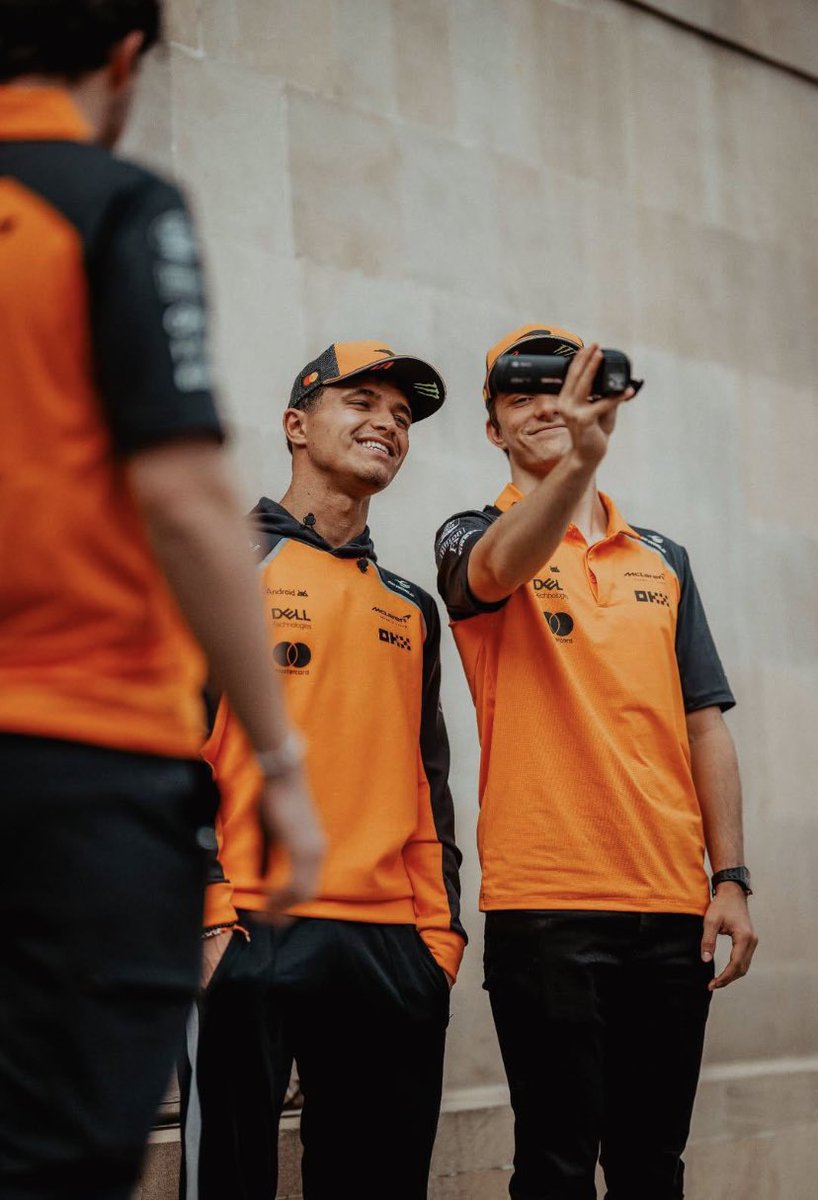 LN4_OP81__'s tweet photo. Landoscar 🧡 https://t.co/VGK7UKtq88