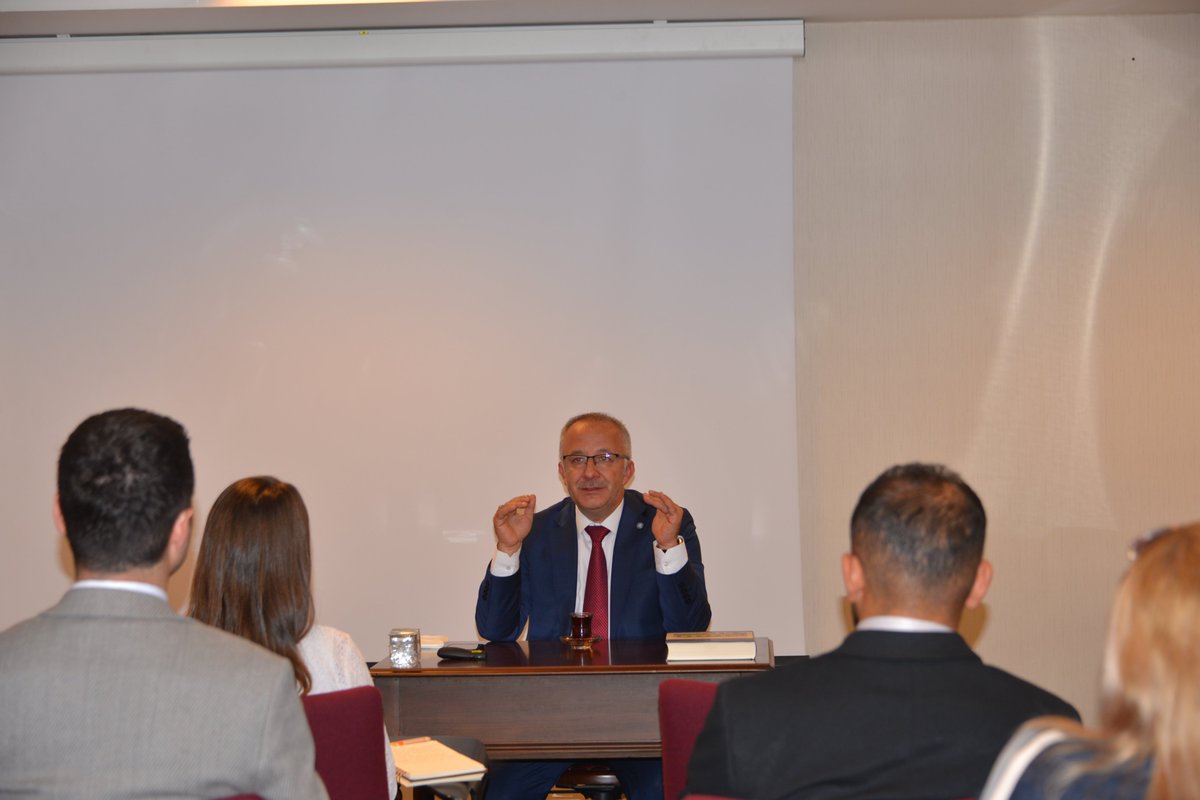 devletarsivleri's tweet photo. Birinci Dönem Uzman Yardımcılarımızın Eğitim Programına verdikleri değerli katkılardan dolayı @IRCICA  (İslam Tarih, Sanat ve Kültür Araştırma Merkezi) Genel Direktörü Sayın Prof. Dr. @mahmuderolkilic’a ve @Gazi_Universite 'si Rektörü Sayın @ProfDr_ugurunal’a teşekkür ederiz. https://t.co/MtwrxKRzko
