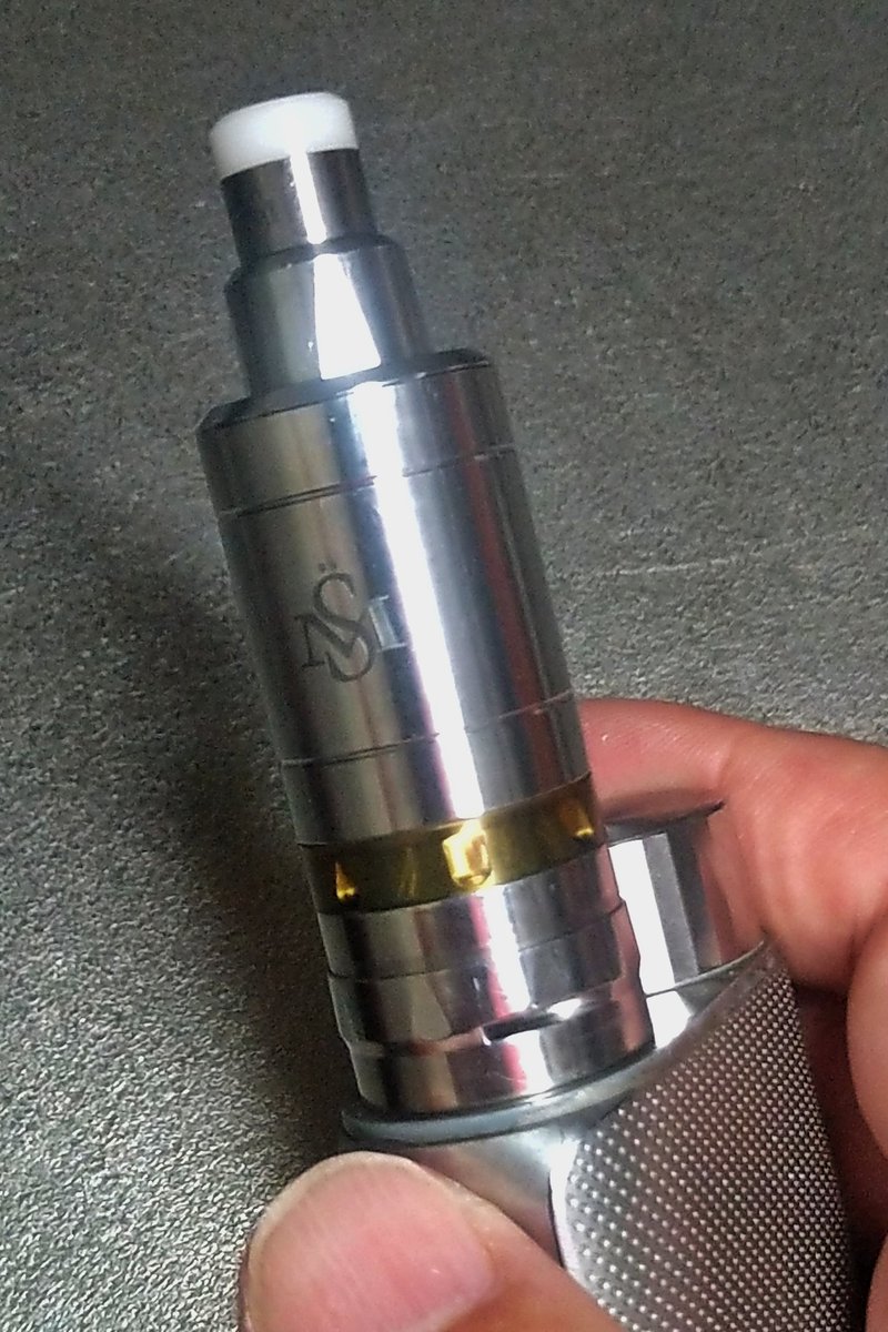 ntosi9's tweet image. Ni80 28Gのデュアルコイルで抵抗値0.6Ω。ちょっと懐かしいビルドでモクモクする🚬
月末出張の持出し機を選定中😀
#ecig