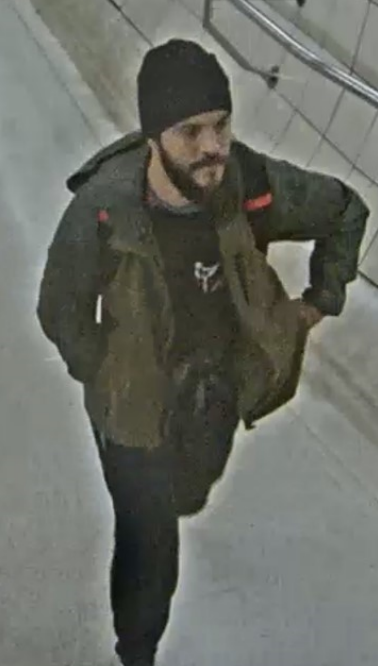 BTPCasey's tweet image. Officers investigating an exposure on a train in August have released an image of a man they believe may have information that could help their investigation.

Have info? Text 61016, quoting reference 435 of 22 August.

Read more: spkl.io/6000AR7A6