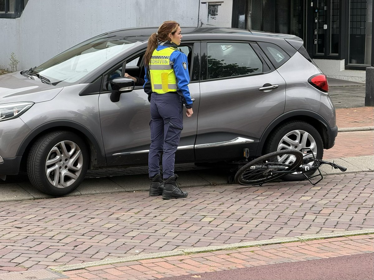 Fietser aangereden op de ‘s-Gravelandseweg, nabij het Keiplein. Het is mij vooralsnog niet bekend of er letsel is. Wij hopen dat met betrokkenen alles goed gaat #Hilversum #ongeluk #aanrijding #hulpdiensten #donderdagmiddag