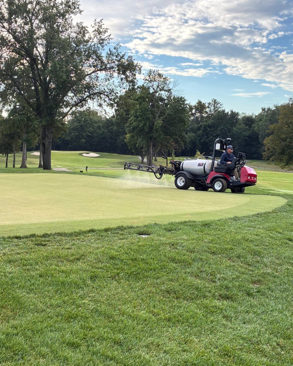 A fresh application of Harrell's SurfaceRx™ delivering prescribed playability to the greens.

Thanks to <a href="/ECCSuper77/">Jeff Sexton, CGCS</a> for the application photos 🤝

Contact your Harrell's rep to get SurfaceRx for your course!
hubs.la/Q03H4ckG0
