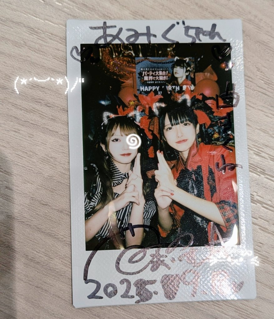 amigudarry's tweet photo. 舞夢ちゃーーー生誕おめでとおお
サインが2028年になったり8月になったりわちゃわちゃになっちゃったああ
あと曲じゃなくて服なのだ…( ु ›ω‹ ) ु♡ https://t.co/ep8SxjCL8h
