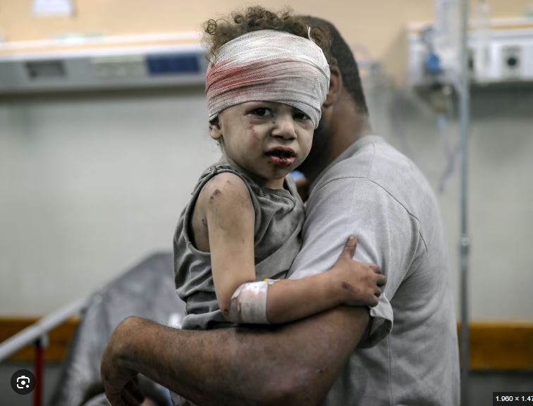 Rafael_Narbona's tweet photo. CUANDO LA MODERACIÓN ES COBARDÍA O COMPLICIDAD

Estos son los peligrosos terroristas que -según Aznar y Ayuso- podrían destruir la civilización occidental. Gaza es el Auschwitz del siglo XXI, una infamia que no puede contemplarse con serenidad. No indignarse con los criminales que aplauden esta barbarie, como el miserable de Aznar y Ayuso, su marioneta hueca, es un gesto de miseria moral. Cuando mueren inocentes, la moderación es cobardía o complicidad.