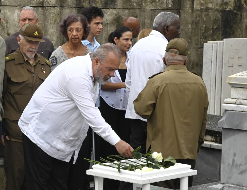 Hoy, en la necrópolis de Colón, dimos el último adiós a Ricardo Cabrisas, cuyo ejemplo vivirá en cada esfuerzo que hagamos por un futuro cada vez más justo, digno y próspero para #Cuba. 
Como dijera Martí, "la muerte no es verdad cuando se ha cumplido bien la obra de la vida".