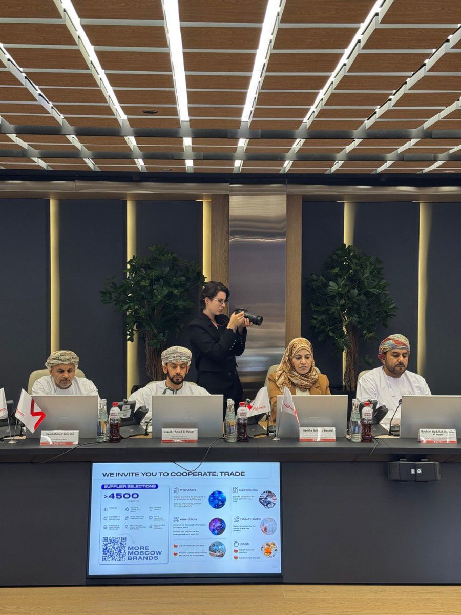 OmanChamber's tweet photo. وعلى هامش المشاركة في الملتقى، شارك وفد الغرفة في اللقاءات الثنائية مع أصحاب الأعمال في روسيا الاتحادية. وأكد سعادة السفير حمود بن سالم آل تويه سفير سلطنة عُمان لدى روسيا الاتحادية أن الحوار التجاري يأتي في إطار الاحتفاء بالذكرى الأربعين لإقامة العلاقات الدبلوماسية بين سلطنة عُمان وروسيا الاتحادية. مشيرا إلى أن هذه المناسبة تعكس الحرص على تعزيز الشراكة بين شركات البلدين الصديقين في مختلف القطاعات الاقتصادية.

من جانبه أوضح المهندس إبراهيم الحوسني أن الزيارة تأتي امتدادا للدفع الكبير الذي حظيت به العلاقات الاقتصادية بين سلطنة عُمان وروسيا الاتحادية عقب الزيارة الرسمية التي قام بها حضرة صاحب الجلالة السلطان هيثم بن طارق المعظم ـ حفظه الله ورعاه ـ إلى روسيا في أبريل العام الجاري، والتي أكدت على أهمية تعزيز الاستثمارات المشتركة. وأضاف أن غرفة تجارة وصناعة عمان دأبت على تنظيم وفود تجارية إلى روسيا في مختلف المجالات الاقتصادية، بما يعكس حرصها على توسيع نطاق الشراكة الاقتصادية.
أوضح الحوسني أن ملتقى الأعمال "موسكو – سلطنة عُمان" يمثل فرصة مهمة لتعزيز التعاون في مجالات الاقتصاد الرقمي والتقنيات الحديثة. مؤكدا على وجود اهتمام متبادل من الشركات العُمانية والروسية لاستكشاف فرص الشراكة في مجالات التحول الرقمي، والذكاء الاصطناعي، والأمن السيبراني، والتقنيات المالية (FinTech)، بما يساهم في تطوير بيئة الأعمال وتقديم حلول مبتكرة تخدم مختلف القطاعات الاقتصادية.
وأكد فيتالي ستيبانوف المدير العام لمركز موسكو للتصدير، وجود فرص واسعة للتعاون بين الشركات الناشئة في البلدين الصديقين، خاصة في مجالات الحلول المبتكرة، والرعاية الصحية الرقمية، والنقل، إضافة إلى قطاع الصناعات الغذائية.