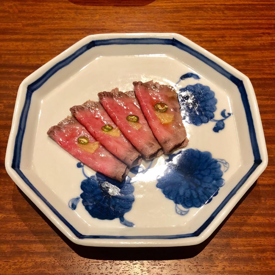 JosephBerlin99's tweet photo. 最初に出てきたローストビーフから超絶美味しかったの‼︎💕 お肉はステーキとすき焼きの両方食べれるよぉ🤤

お肉が綺麗にサシ入ってるのに重たくなくてとっても美味しかったー😋

#女子会ディナー #レストラン#東京グルメ #ゴルフ #ゴルフ女子 https://t.co/V8e3uYD50c