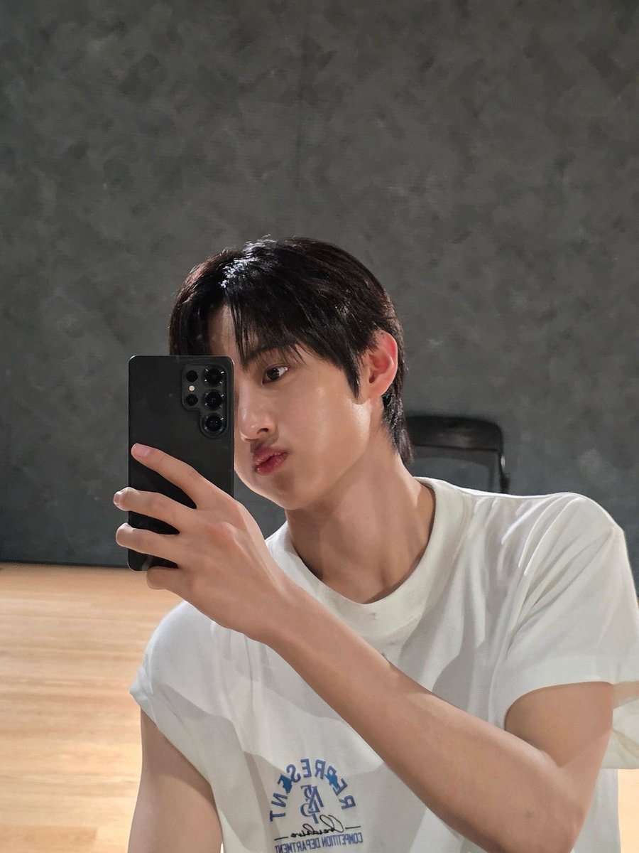 [🌠] #장용훈_DID
정식 데뷔 이후 첫 음악 방송 무대!! 🎉🎉
많은 팬분들과 함께할 수 있어 더욱 설레고 신나는 하루가 되었어요!! ✨️🥳✨️
멋지게 꾸며진 무대 위에서 화려한 조명과 함께 팬분들의 뜨거운 응원을 받으며 무대를 할 수 있다는 사실이.. 🥹🥹 정말 행복했습니다!! 
앞으로의 활동도